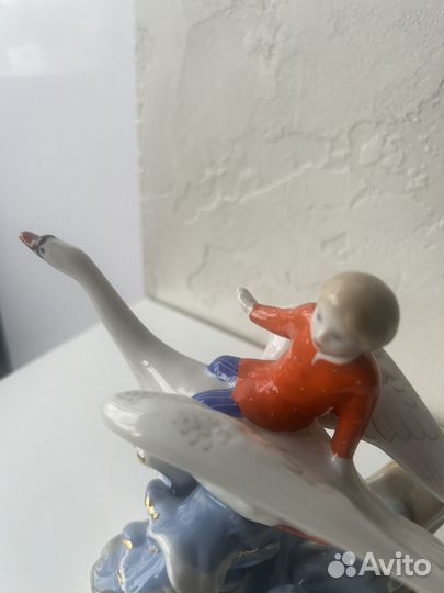 Статуэтка Иванушка на лебеди