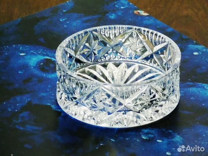 Красивая хрустальная пепельница