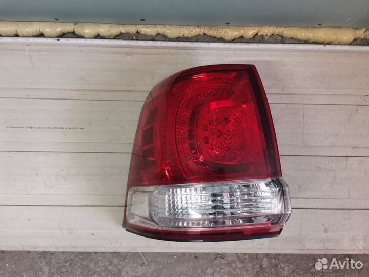 Фонарь задний левый Toyota Land Cruiser 200
