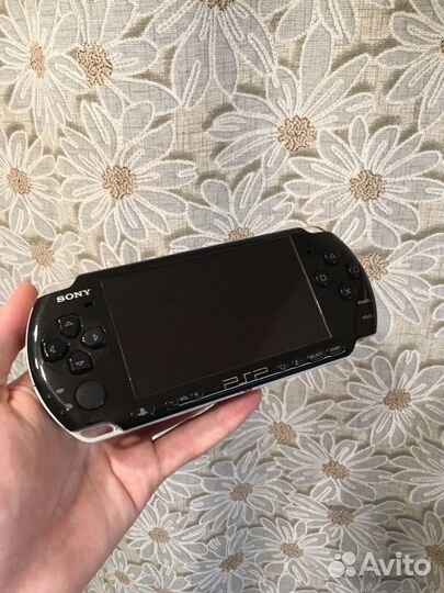 Sony PSP e 1008 + 8 GB MS duo