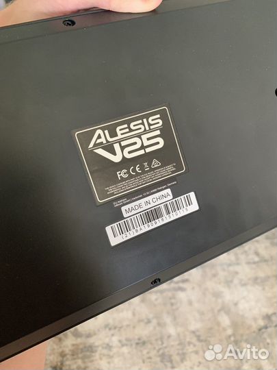 Миди клавиатура Alesis V25