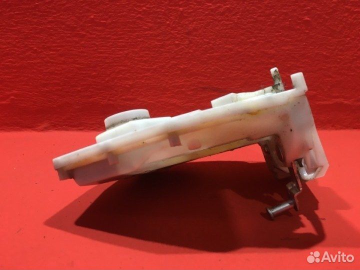 Замок двери задний правый Suzuki Splash 1 K12B