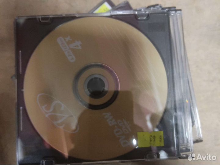 Чистые диски и бокс для дисков