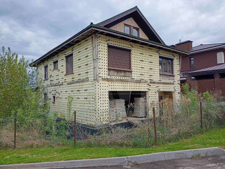 Дом 560 м² на участке 9 сот.