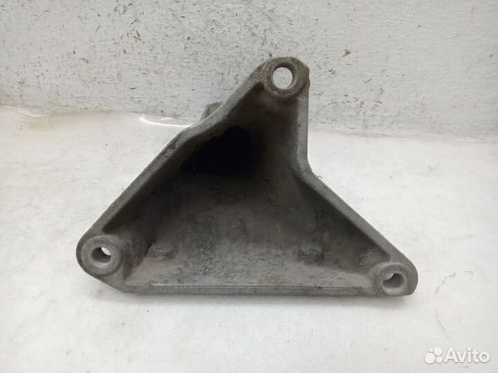 Кронштейн двигателя volkswagen passat B5+ Правый