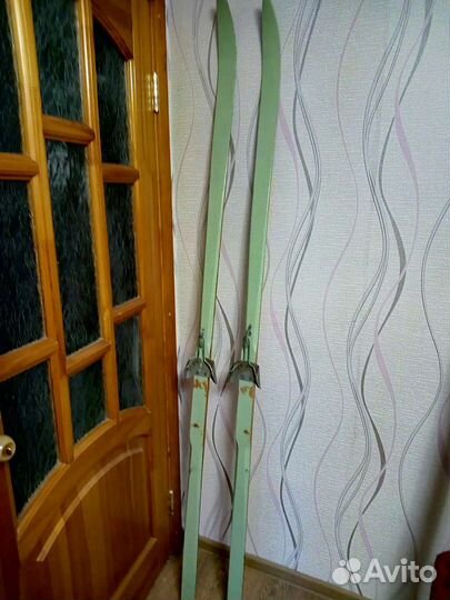 Лыжи деревянные и лыжные палки