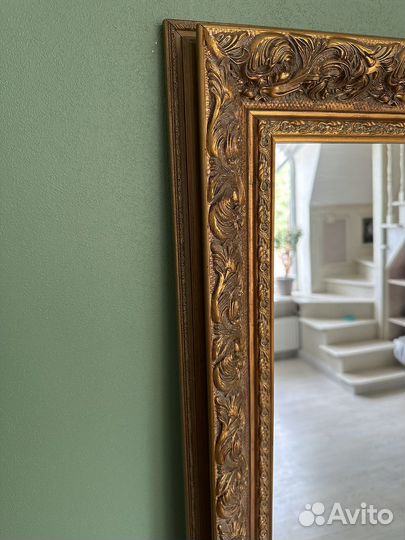 Зеркало в деревянном багете