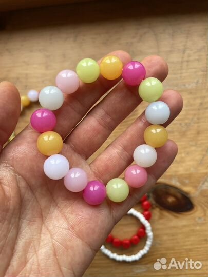 Браслеты из разноцветных бусин на резинке