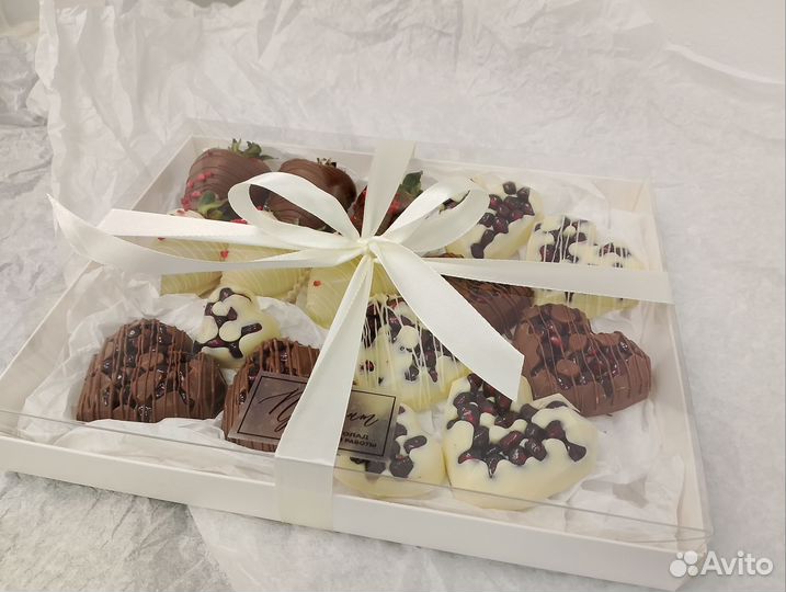 Клубника в шоколаде с гранатом в шоколаде