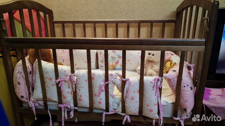 Детская кроватка с маятником