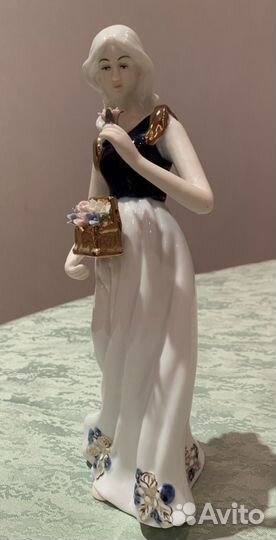 Статуэтка фарфор
