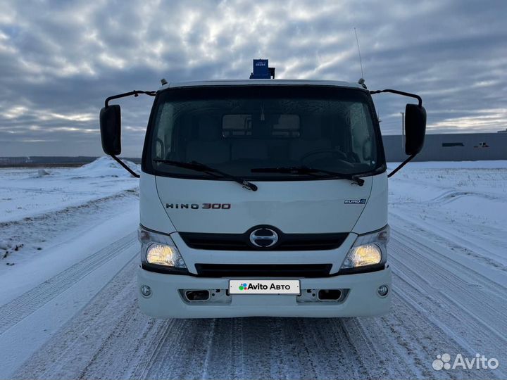 Бортовой грузовик Hino 300 (Dutro) с КМУ Tadano, 2015