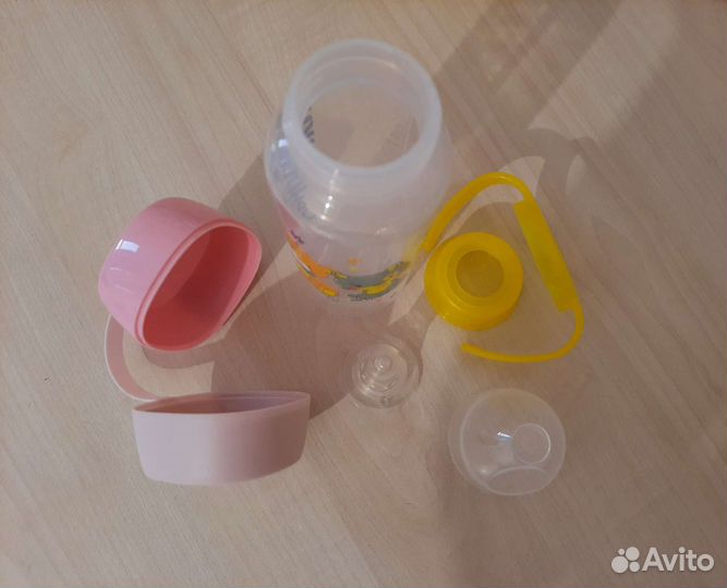 Бутылочки для кормления. Контейнер для пустышки