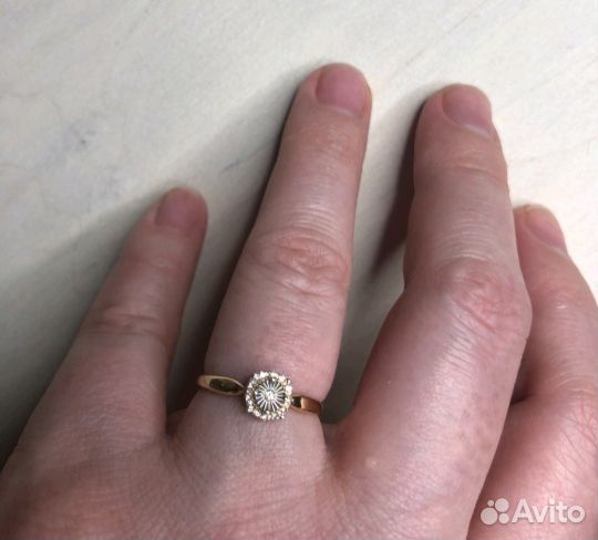 Кольцо с бриллиантом