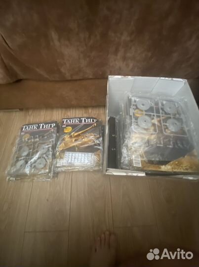 Продается модель танка Тигр(журналы и детали)