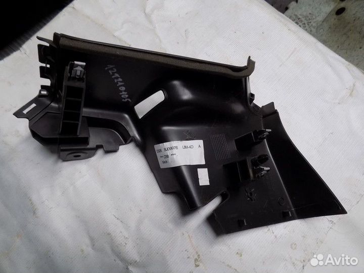 Обшивка стойки Focus III 2011