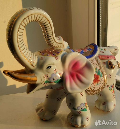 Слон фарфоровый
