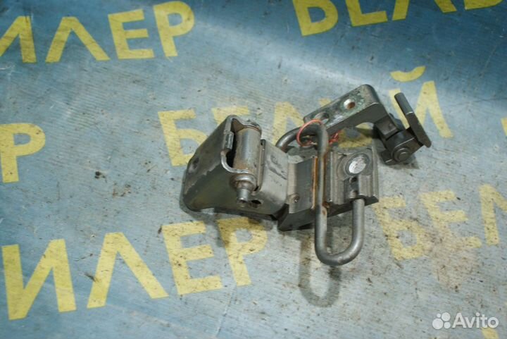 Петля двери передняя левая Volkswagen Passat B5+