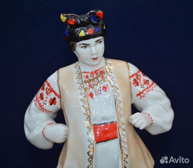Фарфоровая статуэтка- одарка. киев