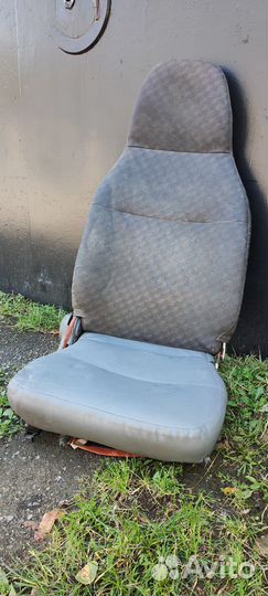 Передние сиденья от грузовика Ниссан Атлас P4F23