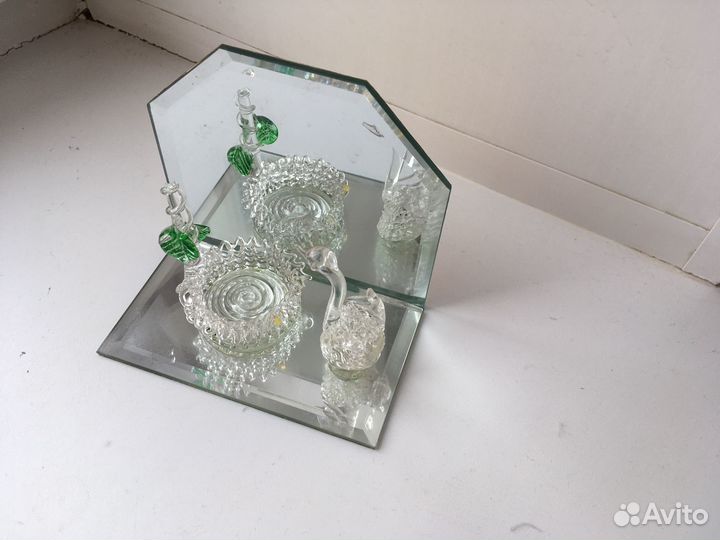 Фигурка лебедь из стекла и краб