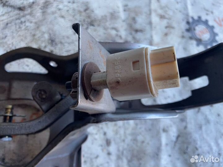 Педаль тормоза Toyota Avensis 2