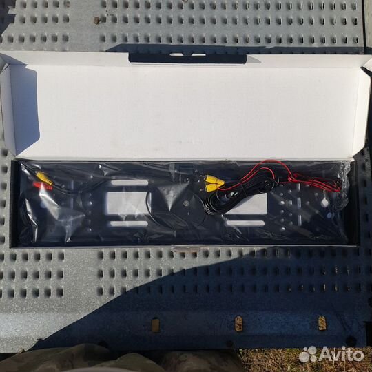 Камера в номерной рамке