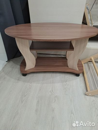 Журнальный столик на колесах