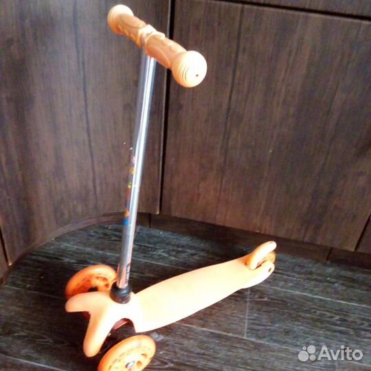 Самокат трехколесный на 2.5-4 года
