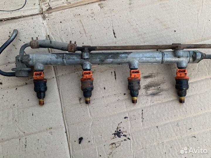 Топливная рампа с форсунками kia t8 т8 clarus 1,8