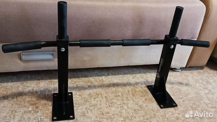 Турник настенный