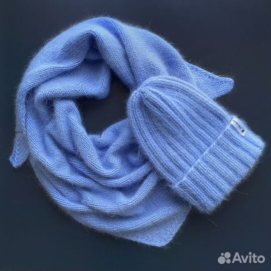 Вязаный комплект зимняя шапка и пушистая косынка