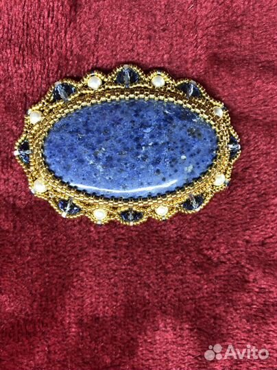 Брошь с натуральным камнем дьюмортьерит