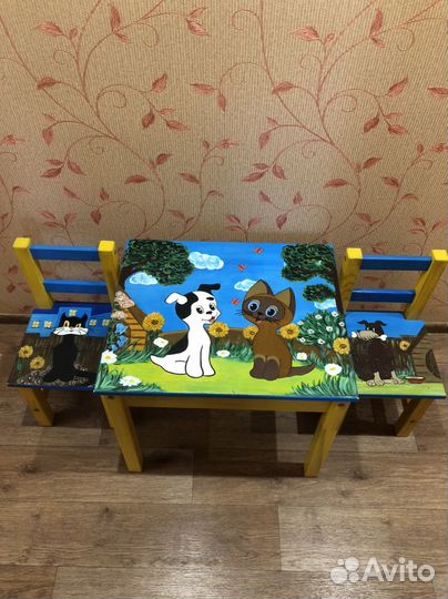 Детский столик и 2 стульчика