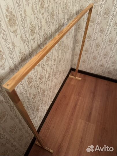 Деревянная стойка для фитолампы на подоконник