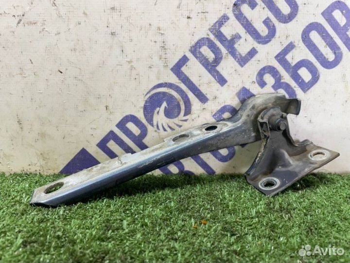 Петля капота левая Audi 80 1 седан рм 1 1990