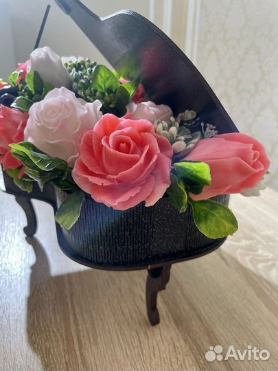 Букет из роз и ягод в рояле