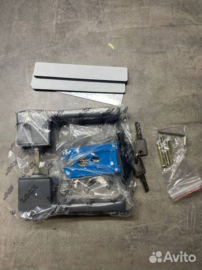 Ручка дверная с креплением и фиксатором в комплект