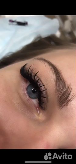 Мастер по наращиванию ресниц