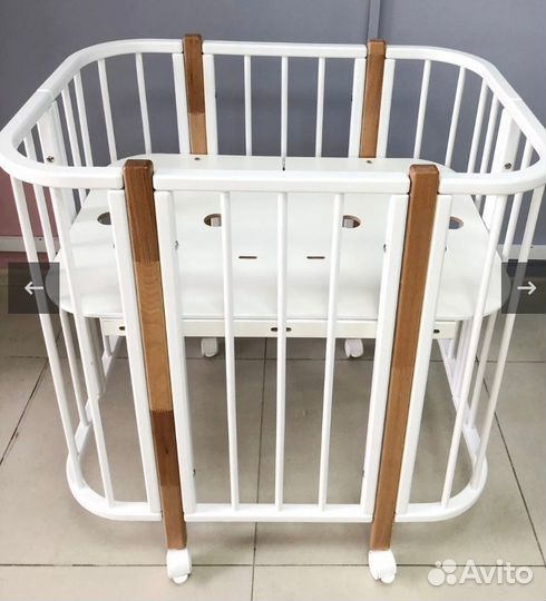 Детская кроватка с маятником