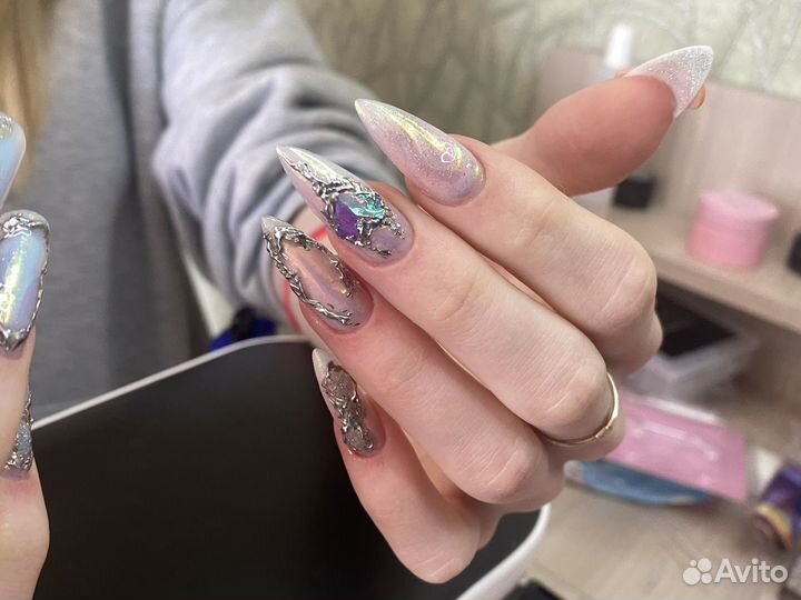 Мастер маникюра в студии