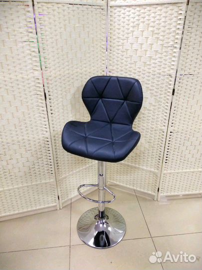 Стул для визажистов, бровистов. На барной стойке