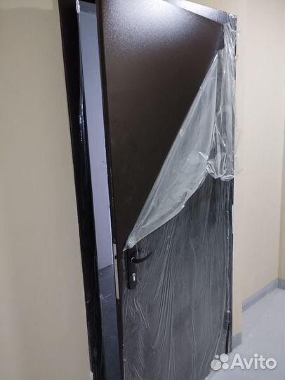 Металлическая дверь от застройщика