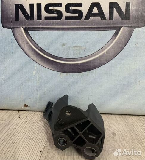 Кронштейн крепление троса кпп Nissan almera G15