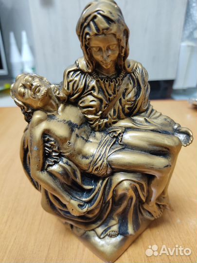 Статуэтка дева Мария с И.Х
