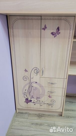 Детская кровать чердак со столом и шкафом