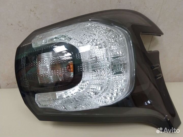 Фонарь задний правый Toyota sienta