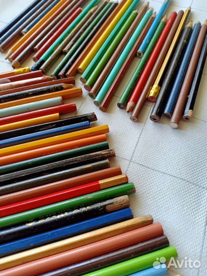 Цветные карандаши + подставка для карандашей