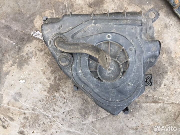 Корпус воздушного фильтра Audi A8