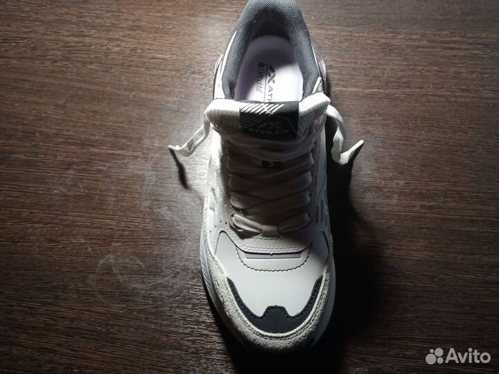 Кроссовки женские